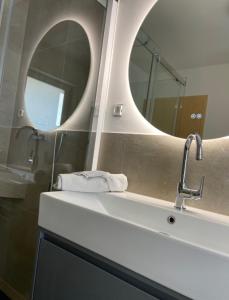 uma casa de banho com um lavatório e um espelho em Schönes Zimmer in Einfamilienhaus in ruhiger Lage em Ober-Ramstadt