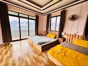 1 dormitorio con 2 camas y ventana grande en Villa Sa Pa en Sa Pa