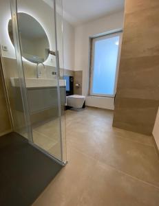 a bathroom with a glass shower and a toilet at Schönes Zimmer in Einfamilienhaus in ruhiger Lage in Ober-Ramstadt