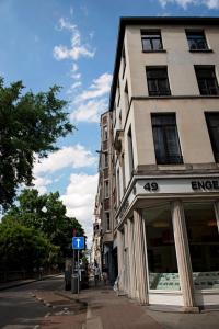 un edificio en una calle de la ciudad con una tienda en Botanique Suites AirBnB, Antwerp en Amberes