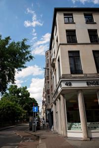 un edificio en una calle de la ciudad con una tienda en Botanique Suites AirBnB, Antwerp, en Amberes