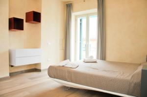 Maison La Scala Luxury solution Lazise Center tesisinde bir odada yatak veya yataklar