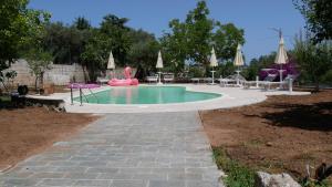 B & B Korello في Gasponi: حمام سباحة مع عوامة وردية في الفناء