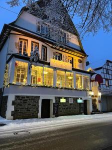 a building on the side of a street at Casa Barzen - Stilvoll Urlauben an der Mosel in Reil