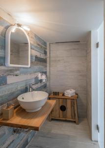 a bathroom with a bowl sink and a mirror at Casa del Mar Milos in Areti