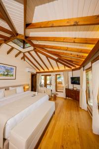 - une grande chambre avec 2 lits et une télévision dans l'établissement Kairos Valley Health & Nature Resort, à Datça