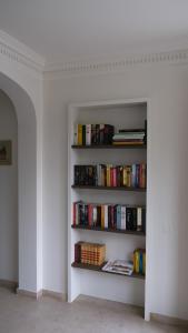 a book shelf filled with books in a room at Villa Le Renard in Knokke-Heist