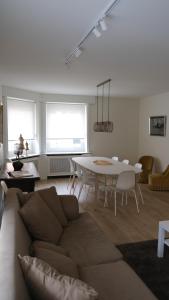 sala de estar con sofá y mesa en Villa Le Renard, en Knokke-Heist