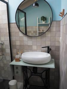 uma casa de banho com um lavatório e um espelho em Casa gueli em Cangas de Onís