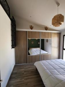 ein Schlafzimmer mit einem großen Bett und einer großen Glaswand in der Unterkunft AS22351 - P3 au 2ème et dernier étage dans une résidence neuve en Centre Ville in Le Grau-du-Roi
