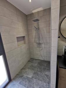 ein Bad mit einer Dusche und einer Glastür in der Unterkunft AS22351 - P3 au 2ème et dernier étage dans une résidence neuve en Centre Ville in Le Grau-du-Roi