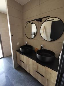 ein Badezimmer mit 2 Waschbecken und einem Spiegel in der Unterkunft AS22351 - P3 au 2ème et dernier étage dans une résidence neuve en Centre Ville in Le Grau-du-Roi
