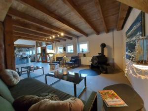 ein Wohnzimmer mit einem Sofa und einem Tisch in der Unterkunft Auszeit auf dem Drachenhof, das Hyggehaus in Plattenburg