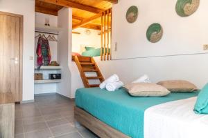 1 Schlafzimmer mit 2 Betten und 1 Etagenbett in der Unterkunft Emmanouela Apartment in Matala