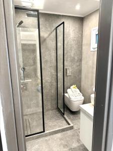 bagno con doccia e servizi igienici. di Flev's Luxury House with pool a Kremasti
