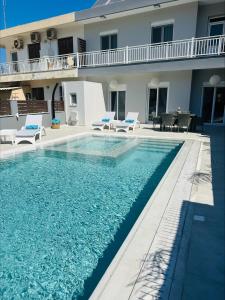 克雷馬斯蒂的住宿－Flev's Luxury House with pool，房屋前的游泳池