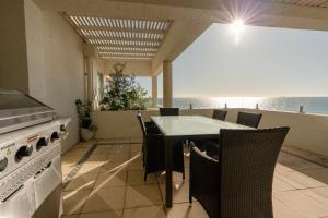- une cuisine avec une table et une vue sur l'océan dans l'établissement Beach View Apartment in Cottesloe, à Perth