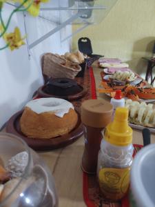een tafel met veel verschillende soorten voedsel bij Encantos do mar in Arraial do Cabo