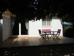 dos sillas rosas y una mesa frente a una casa en Carestella, en Porto Vecchio 25 fotos más