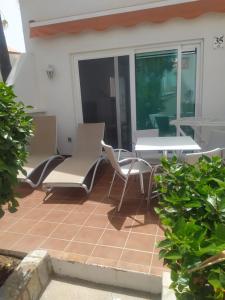 eine Terrasse mit Stühlen und einem Tisch auf einem Haus in der Unterkunft Casa Lidia Costa Calma beach in Costa Calma