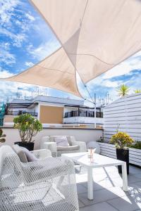 uma varanda com mobiliário branco e uma mesa branca em Glamroom Luxury Terrace em Roma