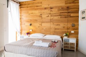 um quarto com uma cama com paredes de madeira em Glamroom Luxury Terrace em Roma