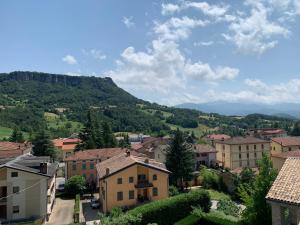 a view of a town with a mountain in the background at Residence Salvatici in Castelnovo neʼ Monti