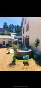 un cortile con una panchina di fronte a una casa di Belle demeure de 1820, classée, à 5 mn de Blois, 10 mn de Chambord a Vineuil