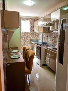 a small kitchen with a table and chairs in it at Apartamento Aconchegante em Paulo Afonso in Paulo Afonso