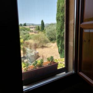 una ventana abierta con vistas a un patio en Le Case Di S. Andrea, en Buccheri