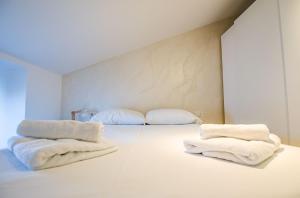 Pokój z dwoma białymi ręcznikami na łóżku w obiekcie Casa Vacanze Al Teatro w Trieście