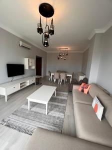 ein Wohnzimmer mit einem Sofa und einem Tisch in der Unterkunft Akkoza Koru Bloklari in Esenyurt