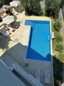 O vedere a piscinei de la sau din apropiere de Villa Holiday Apartments