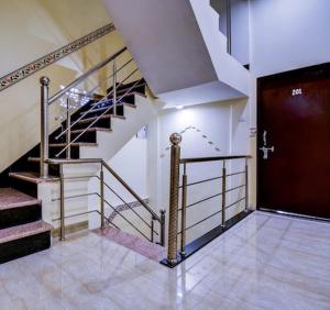 Una escalera en una casa con una puerta y una escalera. en Hotel Dev Palace, en Sawāi Mādhopur 1 foto más
