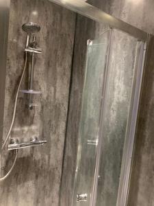 y baño con ducha y puerta de cristal. en Superb 4 Bed 4 Bath House Right by Luton Airport en Luton