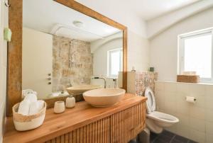 ein Badezimmer mit zwei Waschbecken, einem WC und einem Spiegel in der Unterkunft Charming Jerusalem Home in Jerusalem