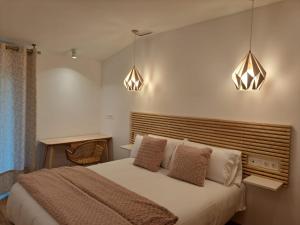 1 dormitorio con 1 cama grande y 2 luces en Hotel Artetxe, en Bilbao