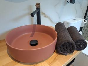 lavabo de cobre con toallas en la encimera del baño en Hotel Artetxe, en Bilbao