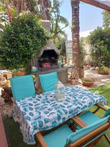 a table and chairs in front of a grill at Elorina Sicily Home in Siracusa