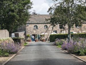 a cobblestone driveway leading to a stone house at Yoda's Staycation in Barrowford