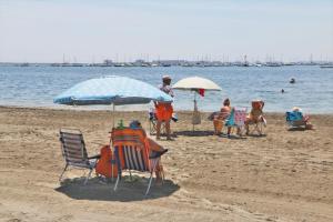 un grupo de personas en una playa con sillas y sombrillas en Sea & Beach view in Lo Pagán on boulevard and more VDE-097, en San Pedro del Pinatar