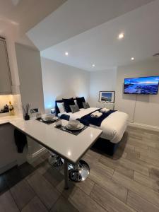 um quarto com uma cama e uma mesa em frente em Windsor Apartment em Brighton & Hove