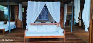 un sofá blanco con dosel en una habitación en Yvea house en Santana