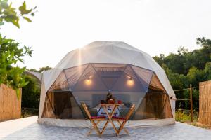 Çakırlar的住宿－Yeşilçam Glamping，帐篷内配有桌椅