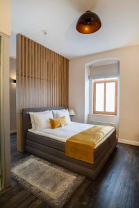 1 dormitorio con 1 cama grande y ventana en The Dome Hotel, en Satu Mare