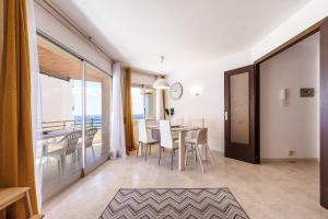a dining room and living room with a view of the ocean at UHC Capote Family Apartments in Salou