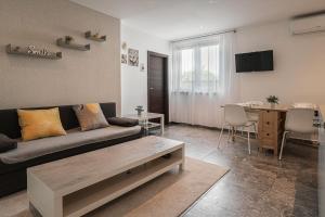 - un salon avec un canapé et une table dans l'établissement Apartments By Pyramid: Nicolette, à Bratislava