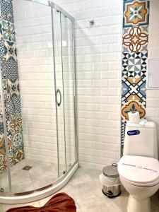 een badkamer met een douche en een toilet bij Apartments in Villas Apolon in Sozopol