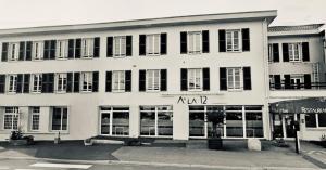 czarno-białe zdjęcie budynku w obiekcie Logis Restaurant & Hôtel À la 12 w mieście Delme