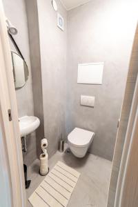 Un baño con un inodoro blanco y un lavabo. en Apartment Veruda, en Pula